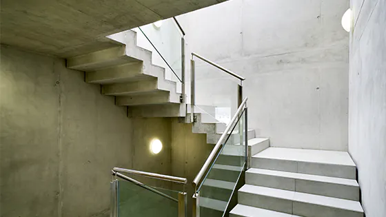 Treppenhausbeleuchtung mit Ansell Bulkheads