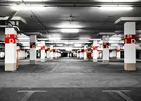 beleucheteTiefgarage ohne parkende Autos