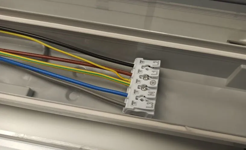 Durchgangsverdrahtung mittels L&uuml;sterklemme