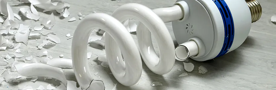 Zerst&ouml;rte CFL-Energiesparlampe