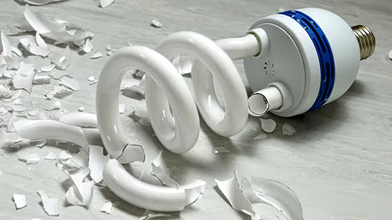 zerbrochene Energiesparlampe